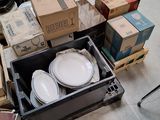 de nombreuses boîtes contenant des assiettes et des bols vides par terre