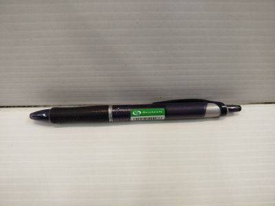 un stylo posé sur une table