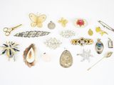de nombreux types de broches et de bijoux sur la table