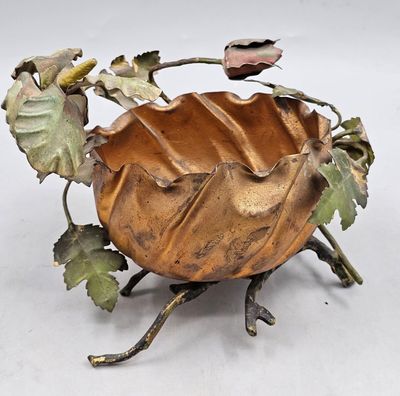 242 / B2 / Coupe décorative en laiton découpé et peint…