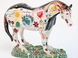 une figurine représentant un cheval sur fond blanc