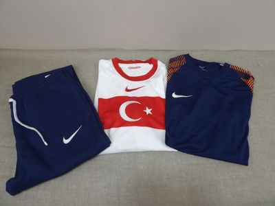 un gros plan sur une chemise et un pantalon posés sur un canapé