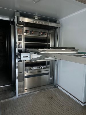 une photo d'une cuisine équipée d'appareils électroménagers en acier inoxydable