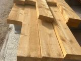 de nombreux morceaux de bois empilés les uns sur les autres