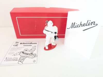 une petite figurine représentant un homme, dans une boîte rouge