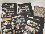 de nombreux types de timbres sur la table