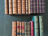 Un assortiment de vieux livres est aligné sur une table