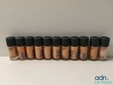 une rangée de produits de maquillage posés sur une surface blanche