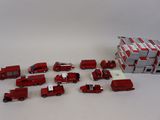 beaucoup de jouets rouges et blancs sur la table
