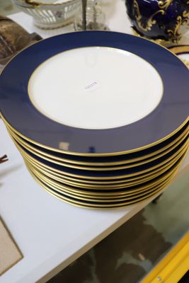 une pile d'assiettes bleues et dorées posées sur une table