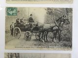 deux vieilles photos en noir et blanc représentant des chevaux tirant une calèche