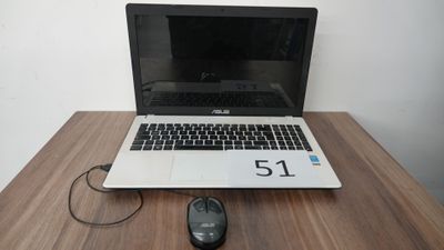 un ordinateur portable posé sur un bureau en bois