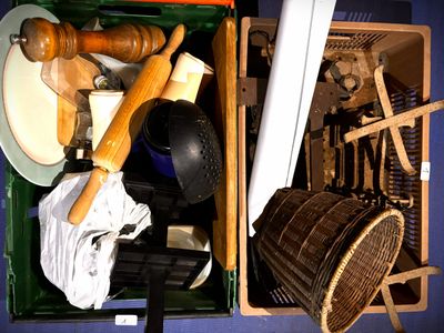 une boîte verte contenant tout un tas d'objets