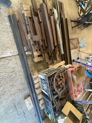 un homme debout devant un tas de bois