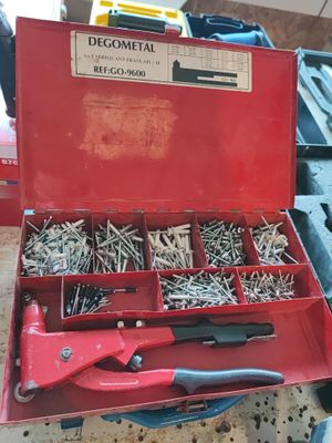 une boîte à outils rouge contenant tout un tas de vis