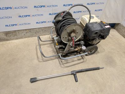 un gros plan d'une machine équipée d'un tuyau, posée au sol
