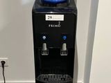 un distributeur d'eau surmonté d'un autre distributeur d'eau