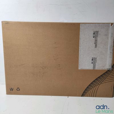 une boîte en carton sur laquelle est posé un morceau de papier
