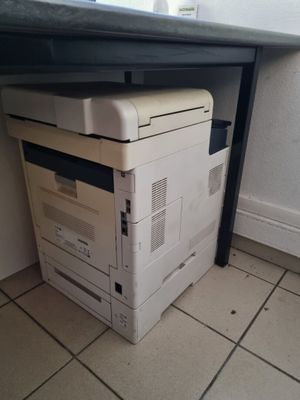 une imprimante posée sur une table