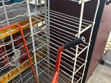 une étagère métallique sur laquelle sont posés tout un tas d'objets