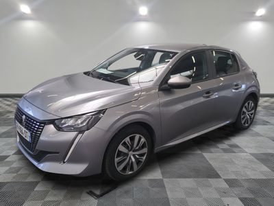 la voiture argentée est garée sur le sol à carreaux d'une pièce