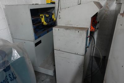 une photo d'un réfrigérateur dans une pièce encombrée