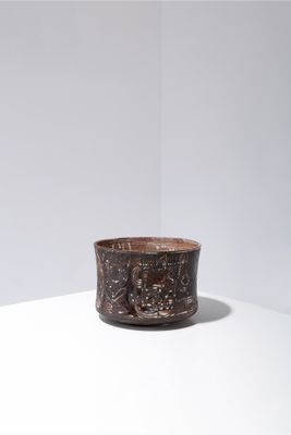 une image représentant une tasse marron posée sur une table blanche