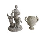 une statue représentant une femme et deux vases placés côte à côte
