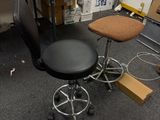 un bureau avec une chaise et un ordinateur dessus
