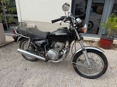 a black motorcycle parked in front of a building