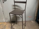 une chaise en métal posée dans un coin d'une pièce