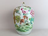 un vase orné d'un cerf et de fleurs