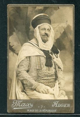 une vieille photo d'un homme portant un turban