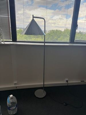 un lampadaire posé à côté d'une bouteille d'eau