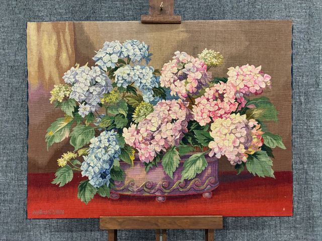 Tapisserie d’Aubusson « fleurs ». Sur châssis. 73x97. Usure