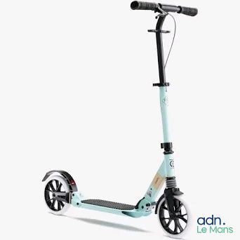 l'image d'un scooter posé sur une surface blanche