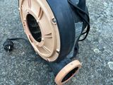un ventilateur posé par terre à côté d'une voiture