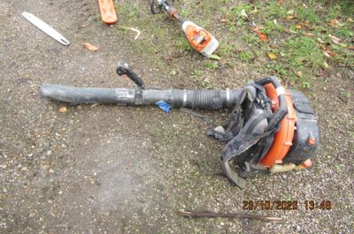 une photo montrant un souffleur et d'autres outils posés par terre