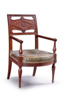 Fauteuil en acajou mouluré et sculpté, le dossier légèrement…