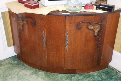 une armoire en bois surmontée d'un miroir