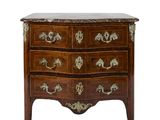 une image d'une commode avec un plateau en marbre