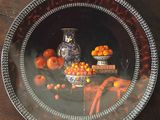 une plaque de verre sur laquelle est représentée une composition d'oranges et d'un vase