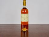 une bouteille de vin posée sur une table