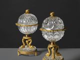 paire d'urnes anciennes en verre taillé et plaqué or