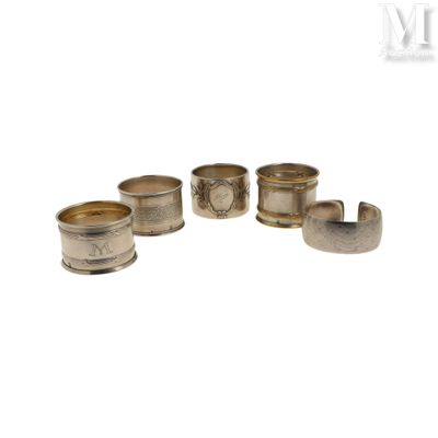 quatre ronds de serviette anciens en argent, ornés de motifs gravés