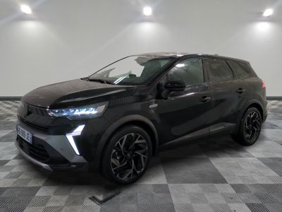 un 4x4 noir garé dans une pièce au sol en damier