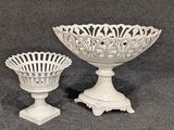 deux vases blancs posés l'un à côté de l'autre sur une table