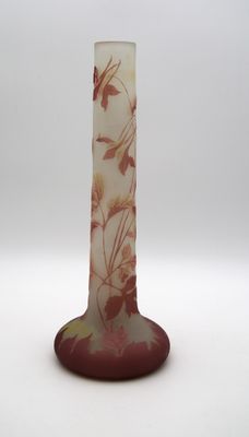 un vase en verre orné de fleurs, posé sur une table