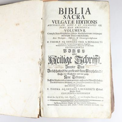 un livre ouvert avec un titre en noir et blanc