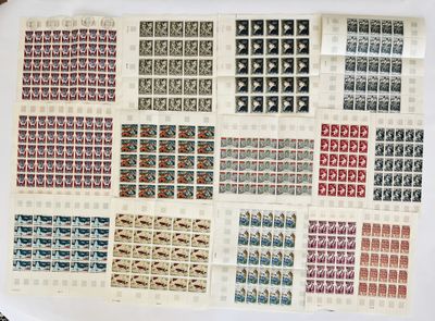 un gros plan sur une pile de timbres posés sur une table